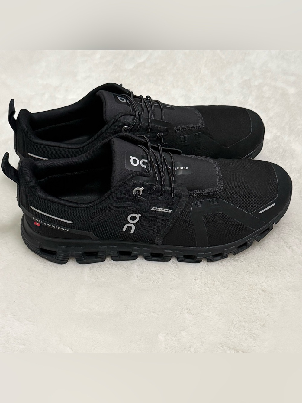 On Cloud 6 Waterproof Men’s Black/Black Sneakers Size 10 – Like New